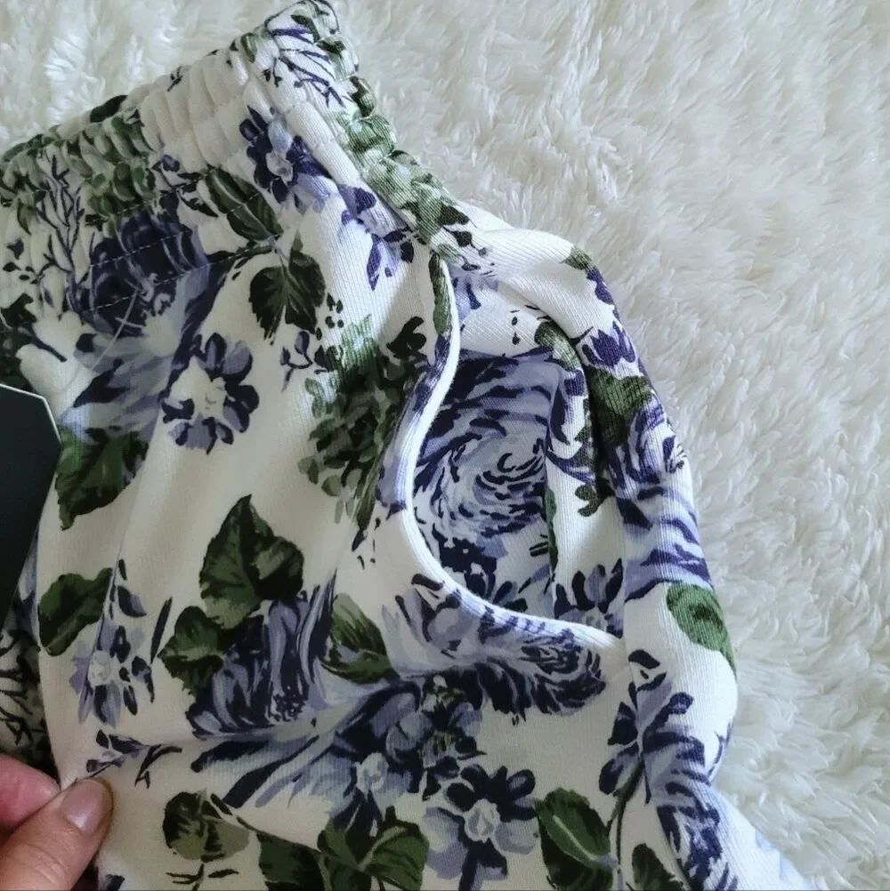 Levi's Floral💐 Shorts - NWT - Picture 6 of 12